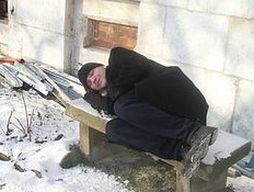 В московских храмах призывают помолиться о бездомных